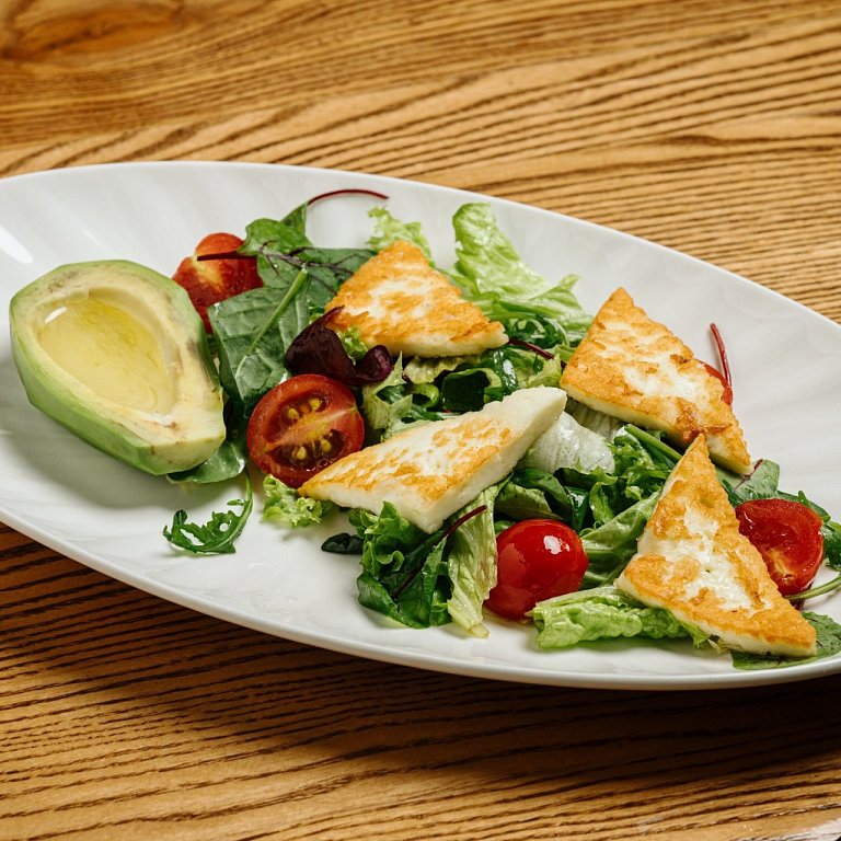 П С сыром халуми и авокадо